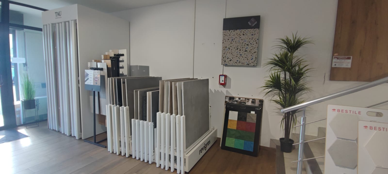 Vue 2 du magasin de carrelage KazDesign à Saint-Leu