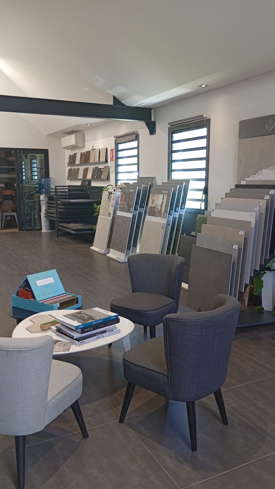 Vue 4 du magasin de carrelage KazDesign à Saint-Leu